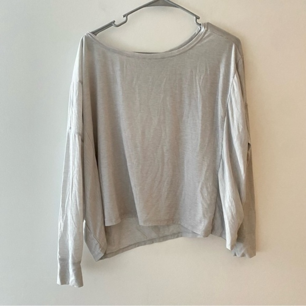Athleta crop top fitted sleeves, light gray M